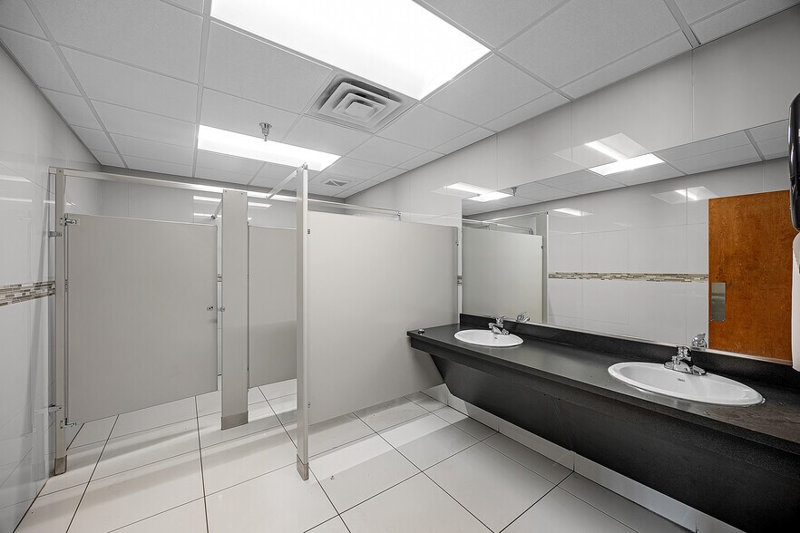 More Photos Of 3301 Eastend Ave, Humboldt Auto Dealership For Sale