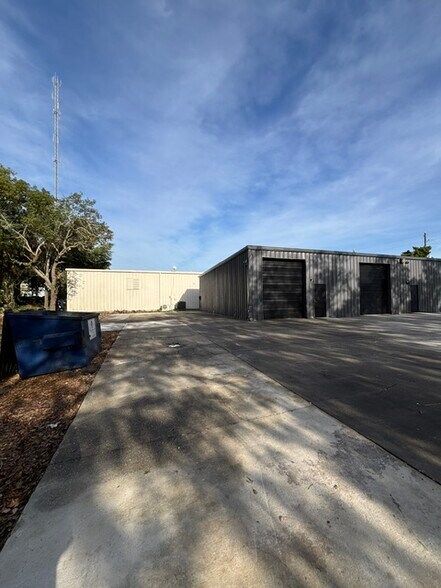 More Photos Of 230 W Marvin Ave, Longwood Warehouse For Lease