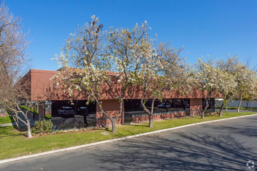 More Photos Of 7010 N Marks Ave, Fresno Unknown For Lease