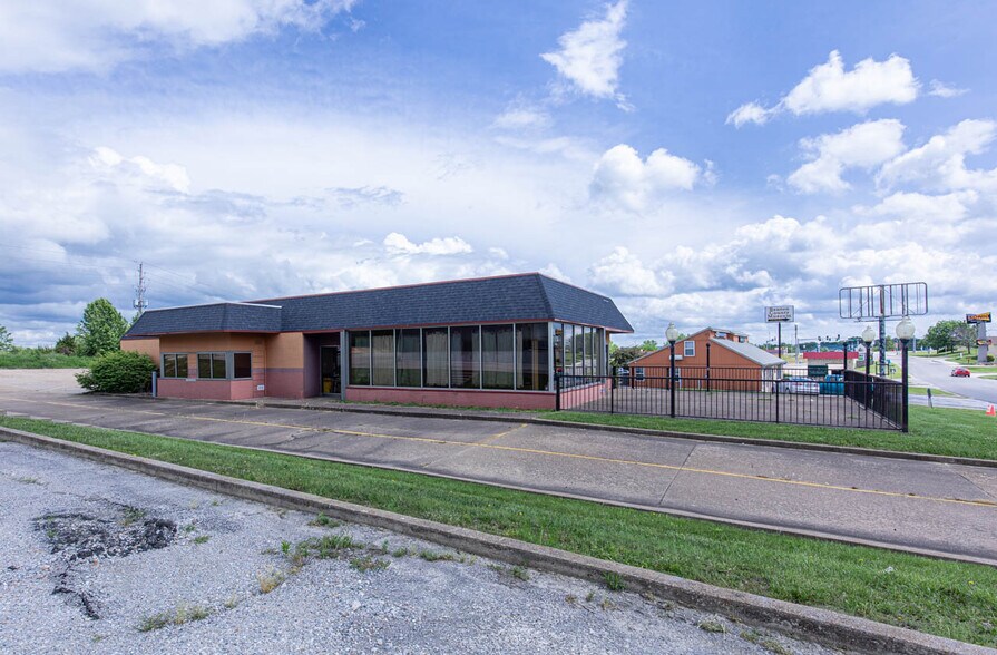 Primary Photo Of 1630 Commercial St, Warsaw Restaurant For Sale