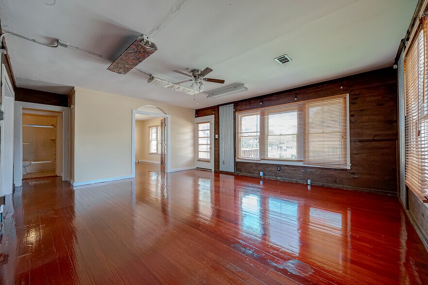 More Photos Of 1502 Main St, Seabrook Office Residential For Lease