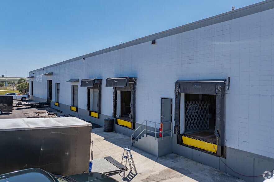 More Photos Of 3900 W Coachman Ave, Tampa Warehouse For Lease
