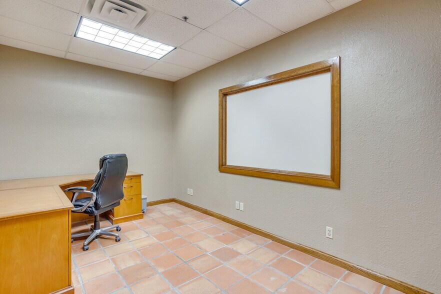 More Photos Of 3500 Noble Ave, Fort Worth Flex For Lease