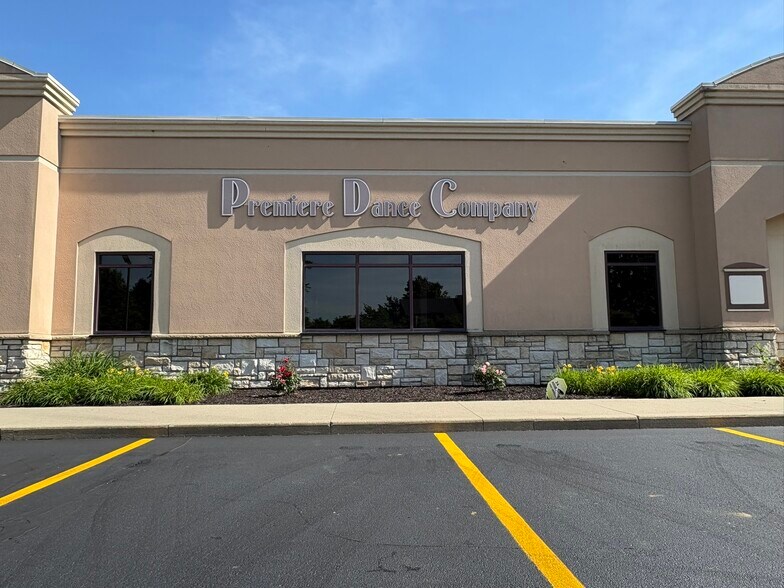 More Photos Of 402-404 S Scott Rd, Fort Wayne Showroom For Sale