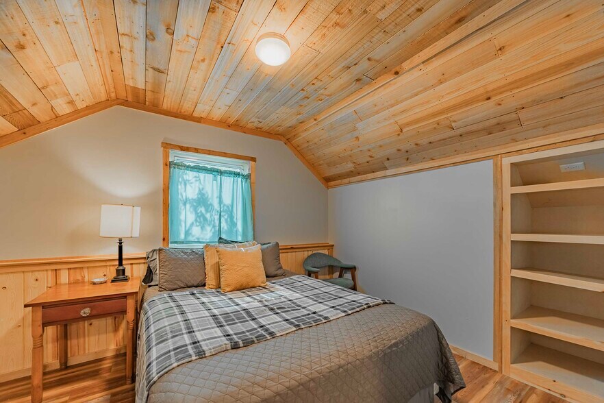 More Photos Of 95 Loma Ln, Fredericksburg Showroom For Sale