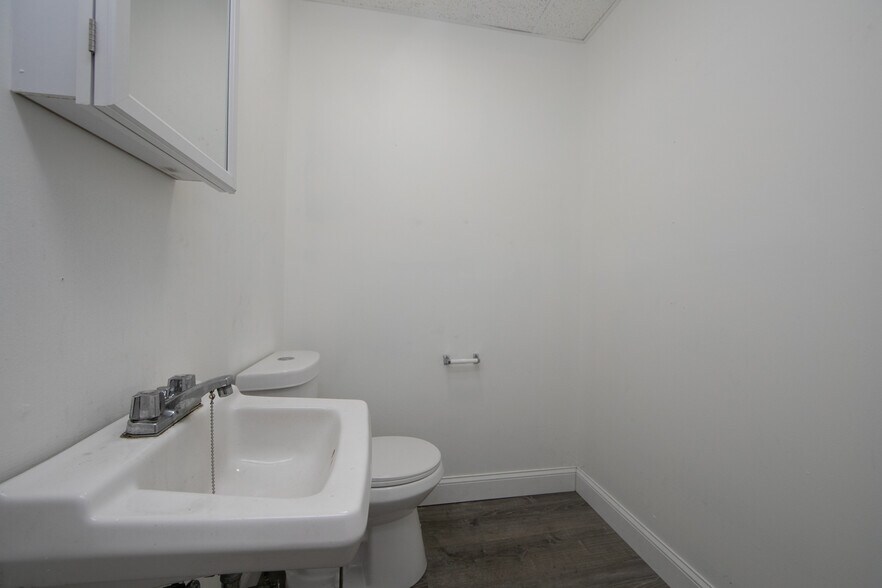 More Photos Of 12 N Black Horse Pike, Runnemede Storefront Retail Residential For Lease