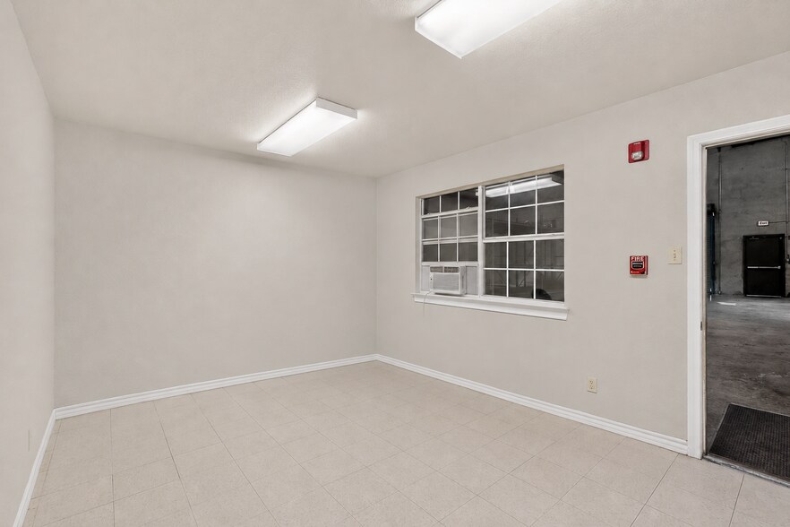 More Photos Of 2620 Carson St, Haltom City Light Distribution For Lease