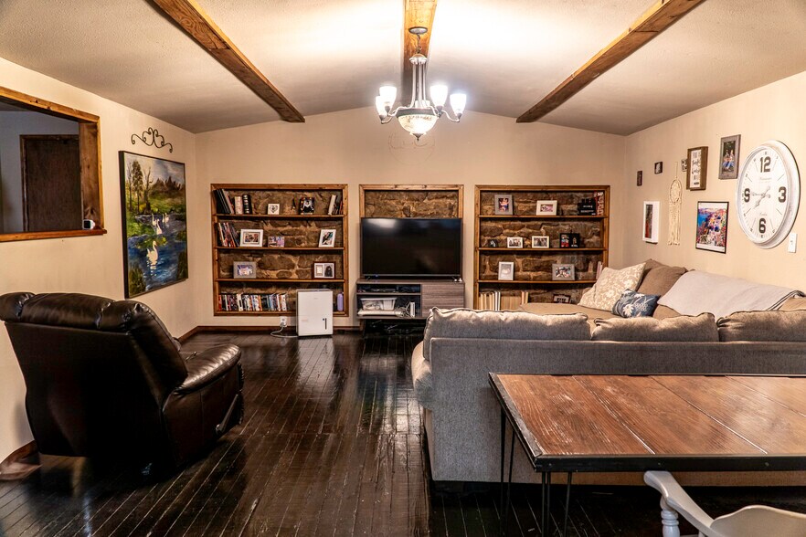 More Photos Of 120 N Main St, Yale Light Manufacturing For Sale