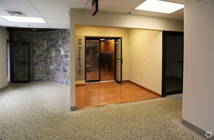 More Photos Of 60 E Jefryn Blvd, Deer Park Warehouse For Lease