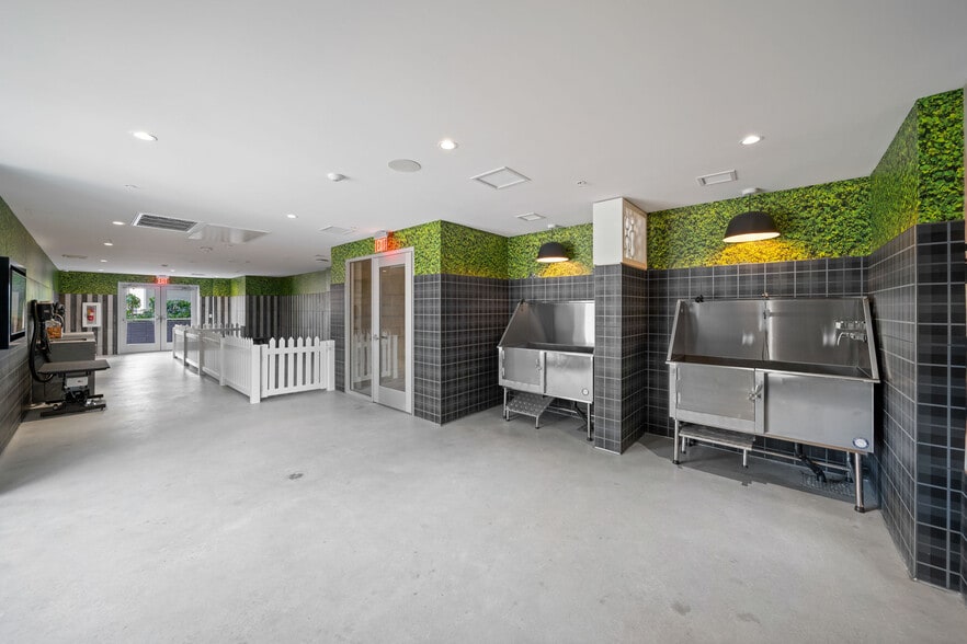 More Photos Of 585 Anton Blvd, Costa Mesa Apartments For Lease