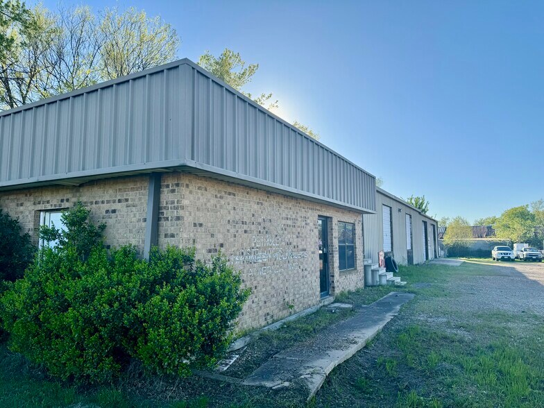 More Photos Of 2190 S Church St, Paris Warehouse For Sale