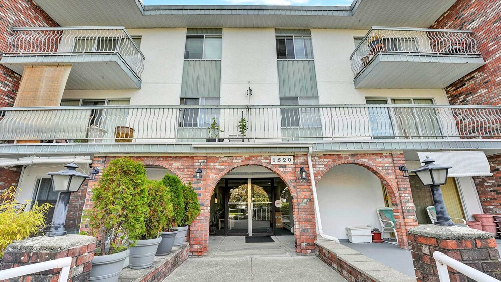 More Photos Of 1520 Blackwood St, White Rock Apartments For Sale