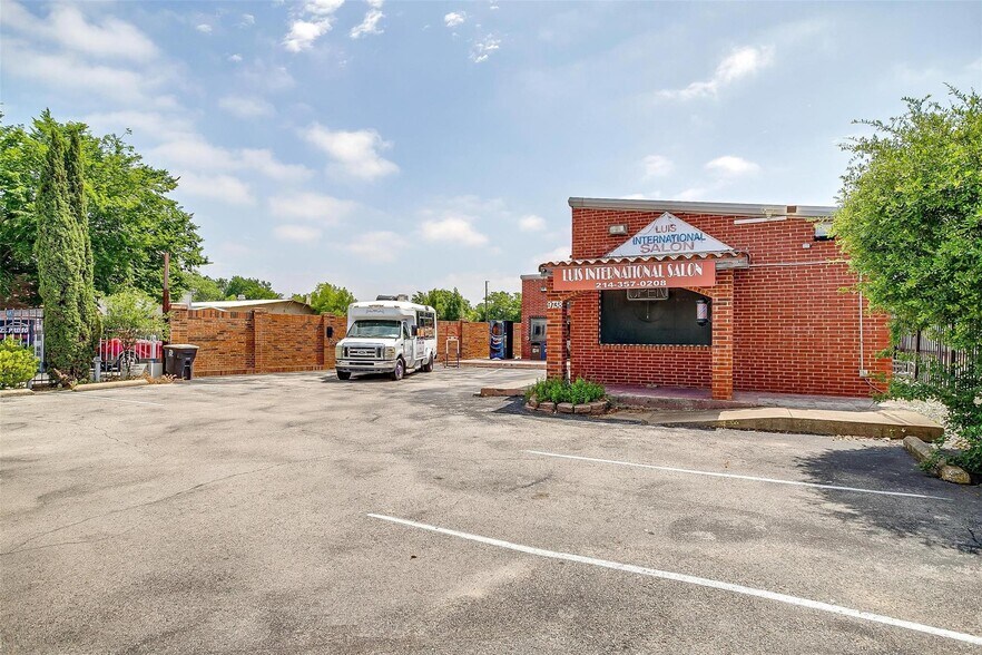 More Photos Of 9738 Brockbank Dr, Dallas Freestanding For Sale