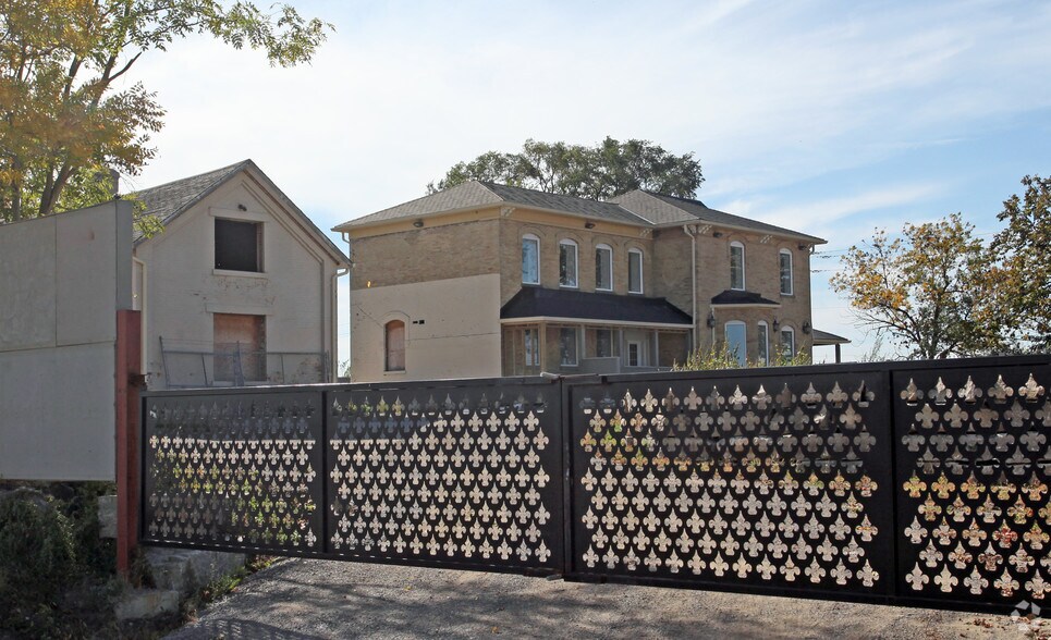 More Photos Of 1601 Hopkins St, Whitby Office For Lease