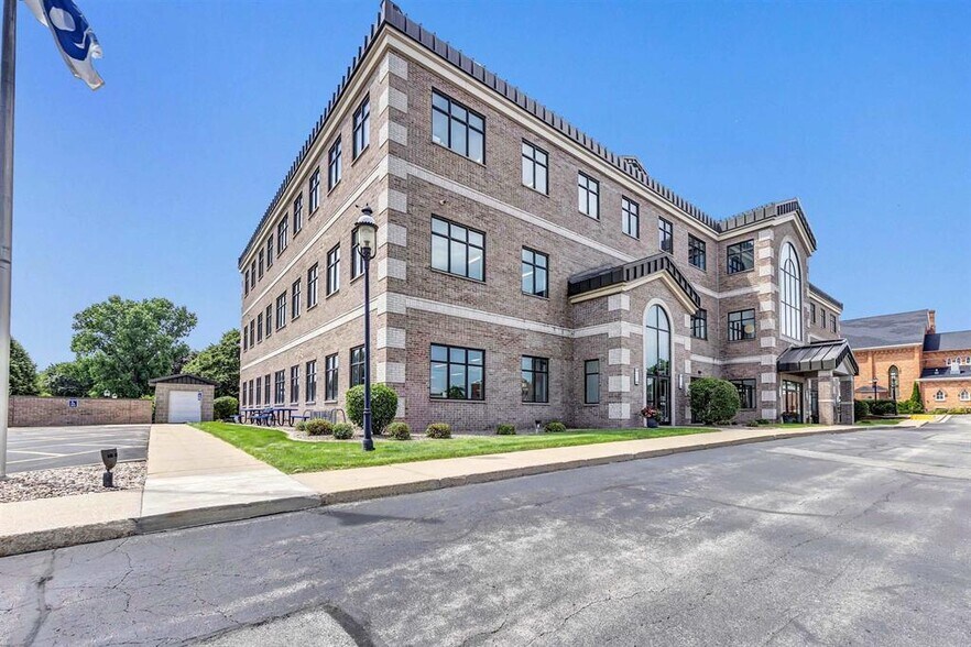 More Photos Of 325 Reid St, De Pere Office For Sale