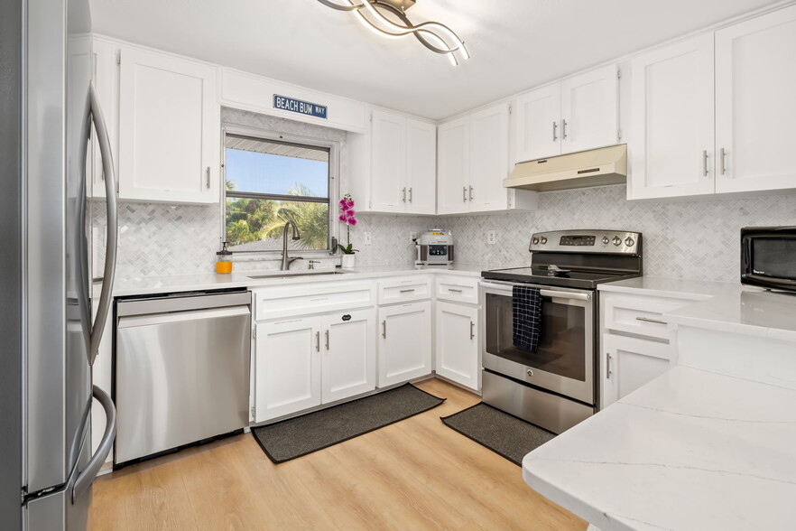 More Photos Of 9022 Midnight Pass Rd, Sarasota Apartments For Sale