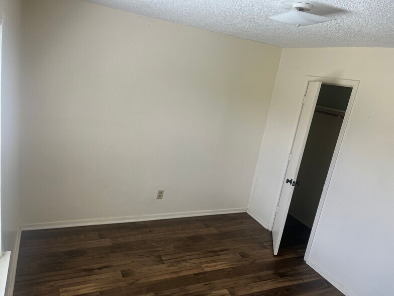 More Photos Of 209 E Sycamore Ln, Longview Apartments For Sale