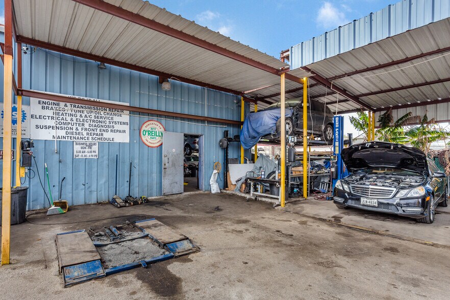 More Photos Of 8921 Daffodil Ave, Houston Auto Repair For Sale