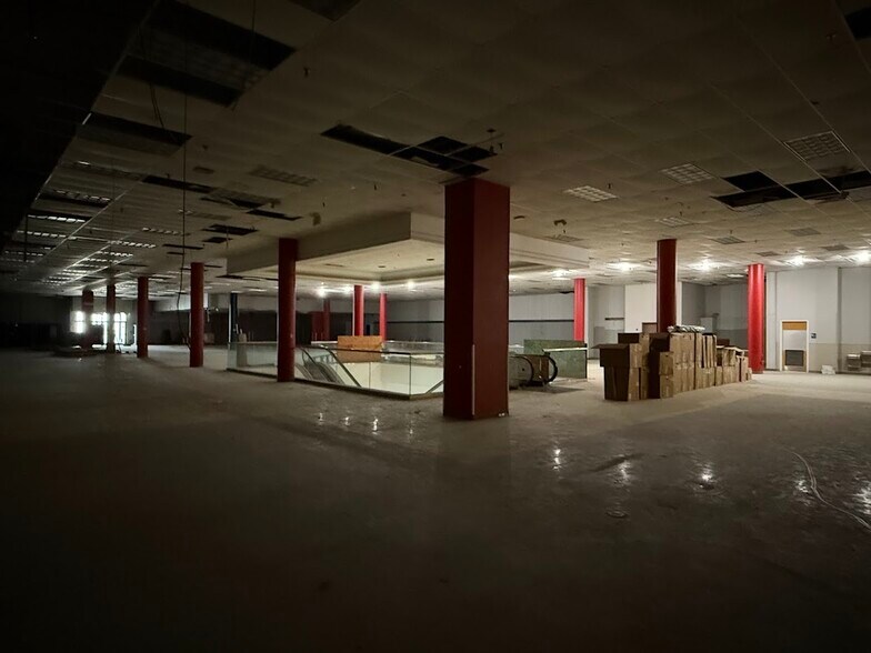 More Photos Of 2700 Miamisburg Centerville Rd, Dayton Department Store For Lease