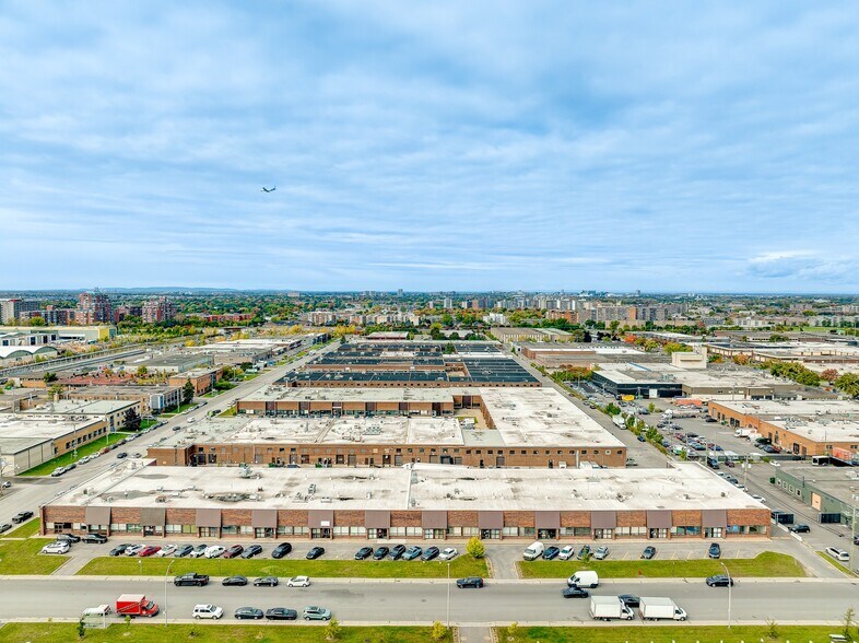 More Photos Of 295-341 Rue Benjamin-Hudon, Montréal Warehouse For Lease