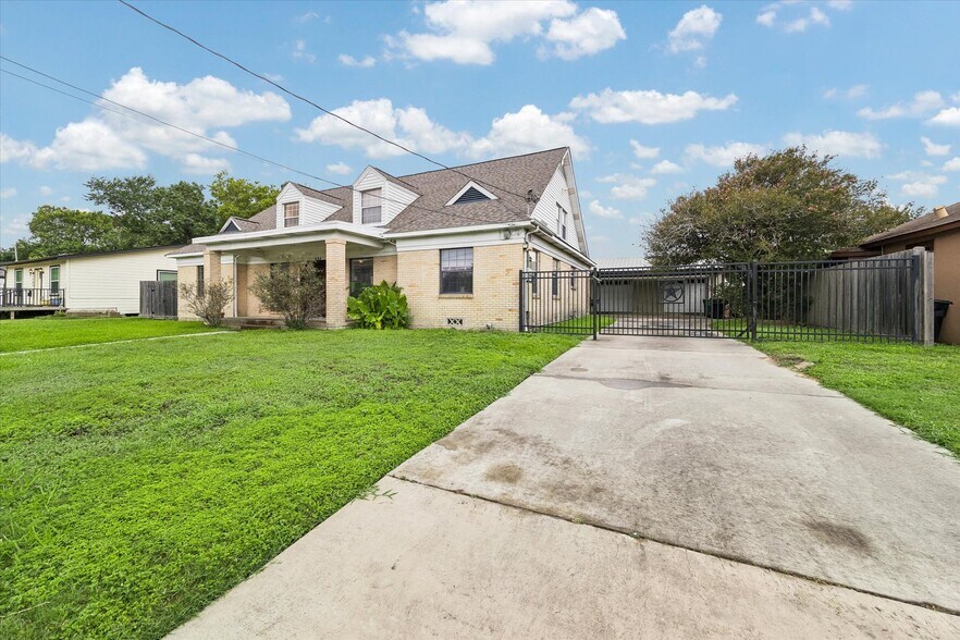 More Photos Of 1330 Des Jardines St, Houston Office Residential For Sale