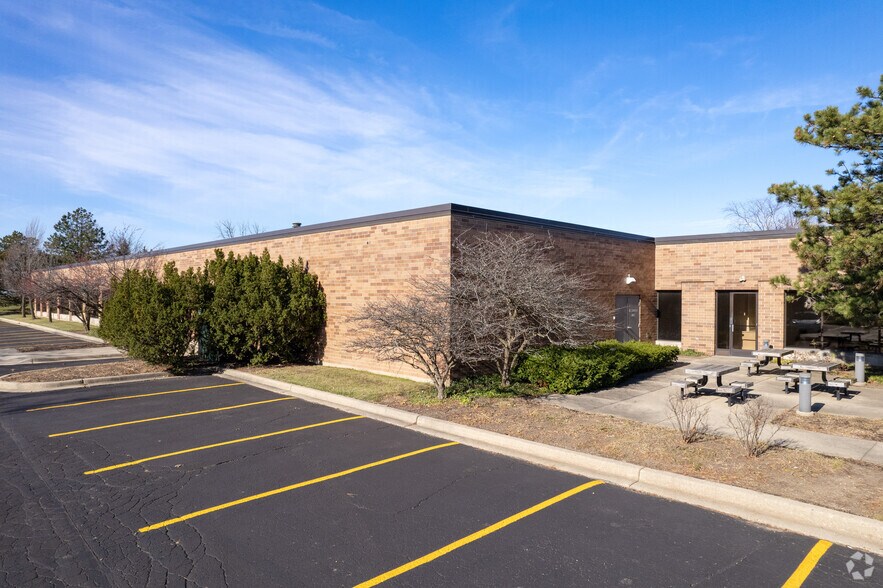 More Photos Of 950-990 Corporate Woods Pky, Vernon Hills Unknown For Lease