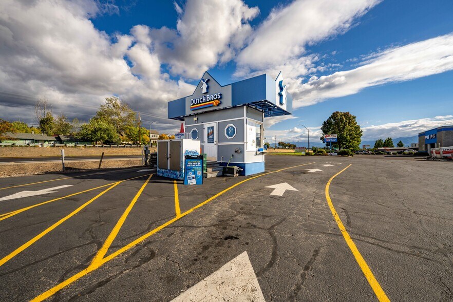 More Photos Of 3811 Crater Lake Hwy, Medford Warehouse For Sale