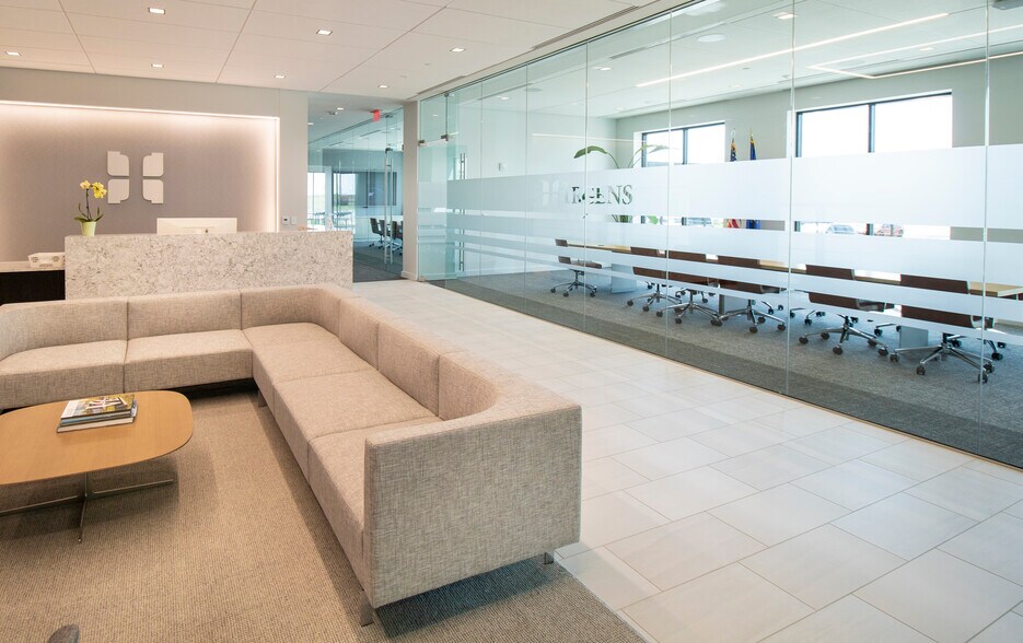 More Photos Of 1401 Discovery Pky, Milwaukee Office For Lease