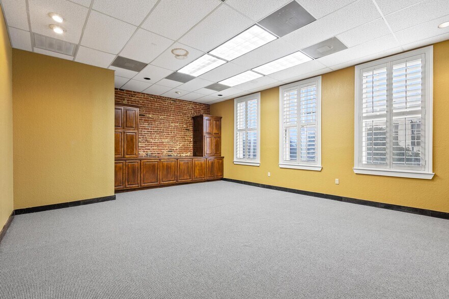 More Photos Of 111 S Travis St, Sherman Office For Sale