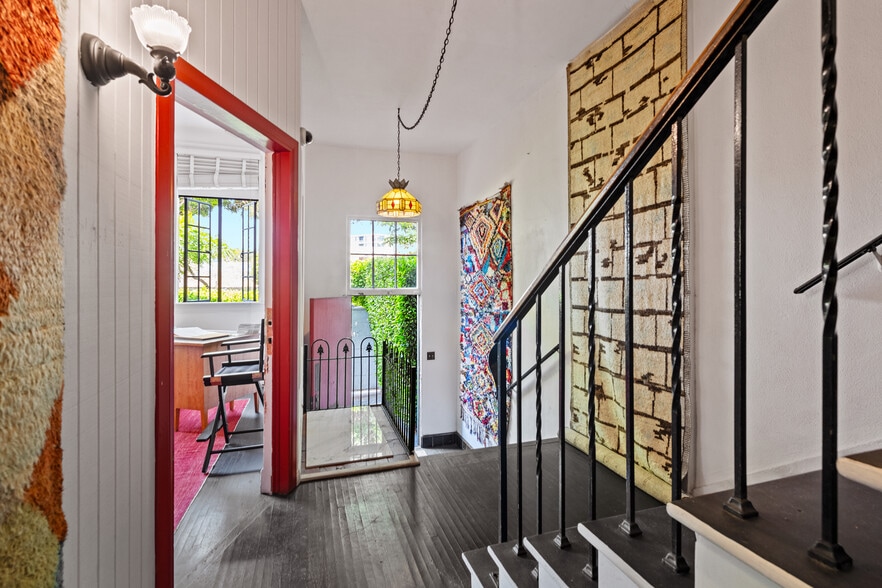 More Photos Of 666 N Robertson Blvd, West Hollywood Office For Lease