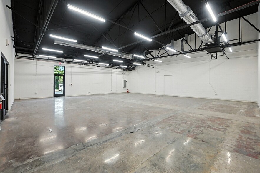 More Photos Of 933 Louise Ave, Charlotte Storefront For Lease