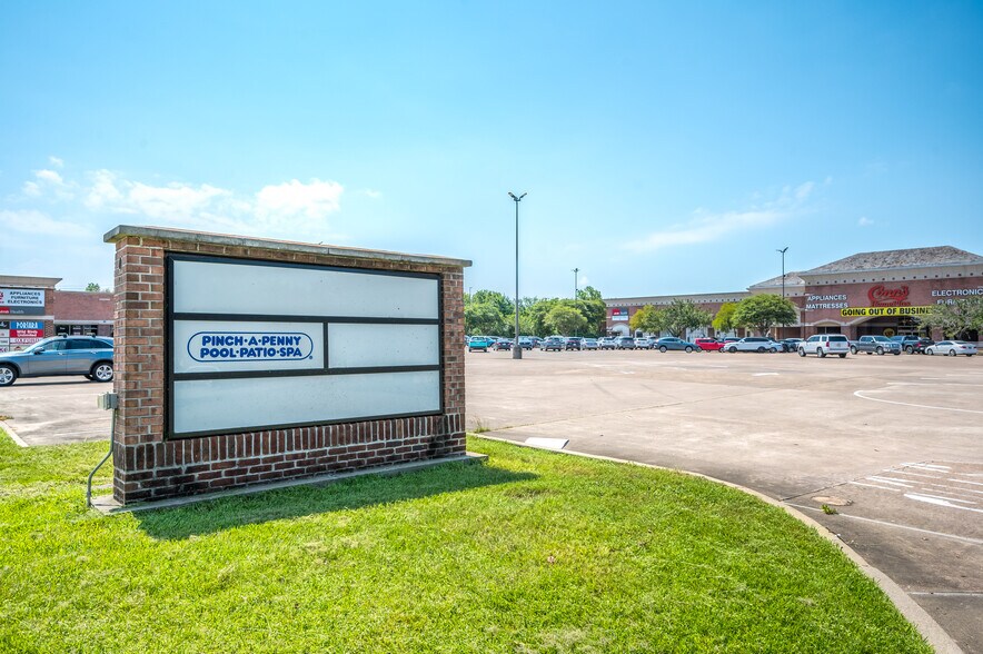 More Photos Of 2720-2850 E Broadway St, Pearland Unknown For Lease