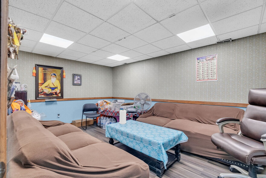 More Photos Of 1475 S Newburgh Rd, Westland Light Distribution For Sale