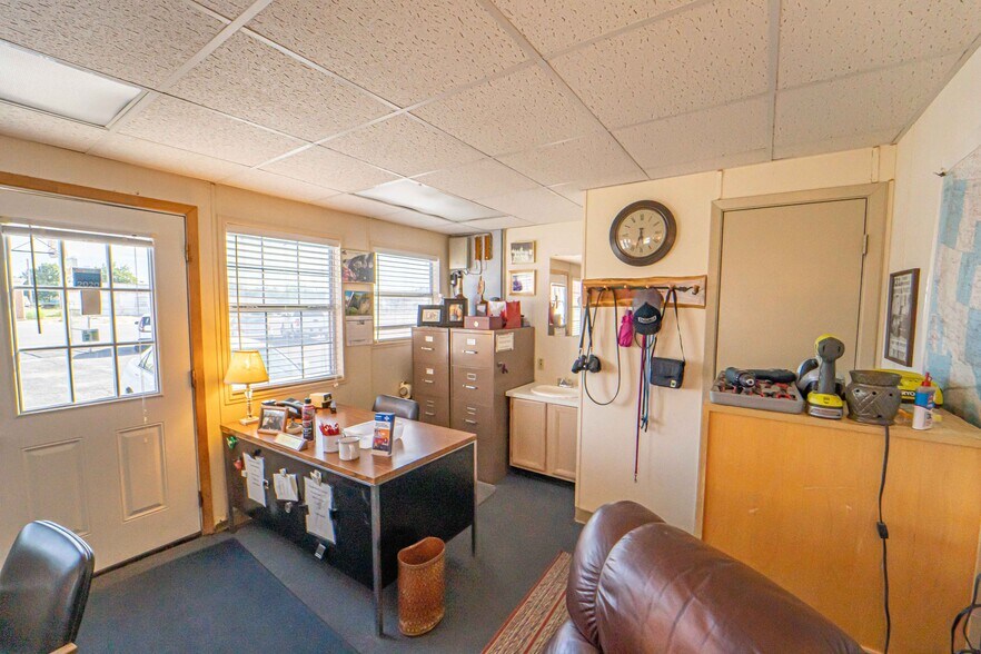 More Photos Of 1112 W Main St, Olney Office For Sale