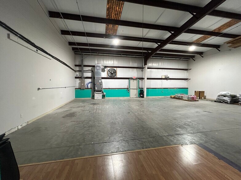 More Photos Of 2552-2558 Merchant Ave, Odessa Warehouse For Lease
