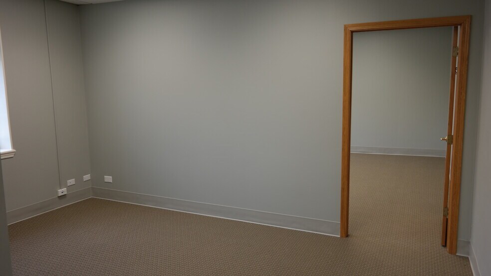 More Photos Of 105 Jackson Ave, Naperville Storefront Retail Office For Lease