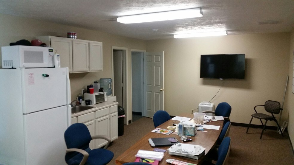 More Photos Of 1236-1248 Royal Dr, Papillion Warehouse For Lease