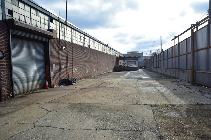 More Photos Of 1275 Oak Point Ave, Bronx Warehouse For Lease