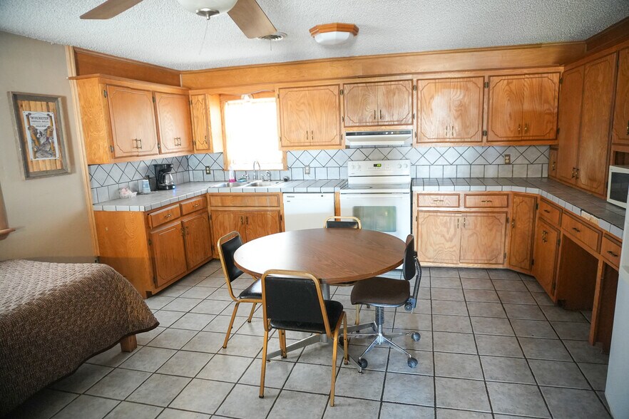 More Photos Of 1122 Douglas Ave, Beaver Hotel For Sale