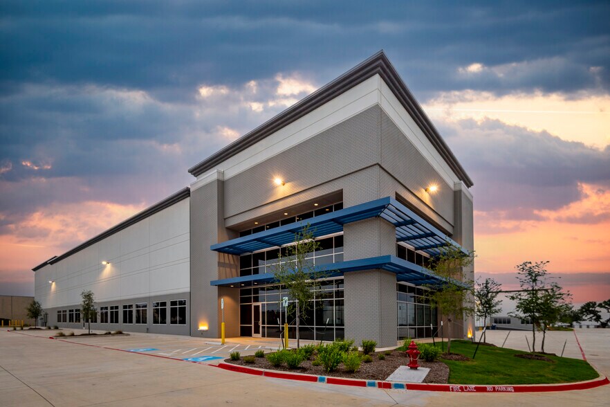 Primary Photo Of 901 E Avenue K, Grand Prairie Unknown For Lease