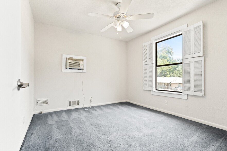More Photos Of 215 Jasanda Way, Mesquite Specialty For Sale