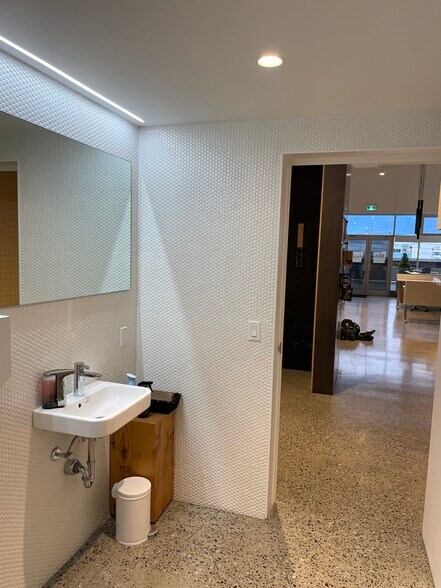 More Photos Of 939 Hastings St E, Vancouver Flex For Sale