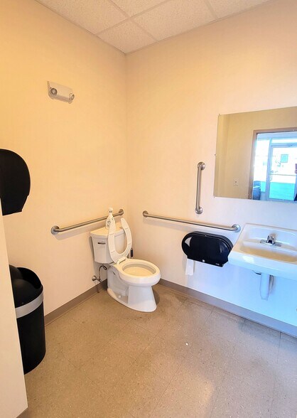 More Photos Of 29 Carle St, Kingston General Retail For Lease