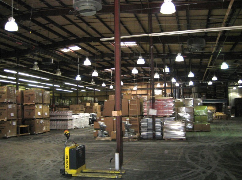 More Photos Of 965 W Main St, Branford Warehouse For Lease