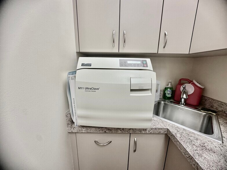 More Photos Of 4 Dearfield Dr, Greenwich Medical For Lease