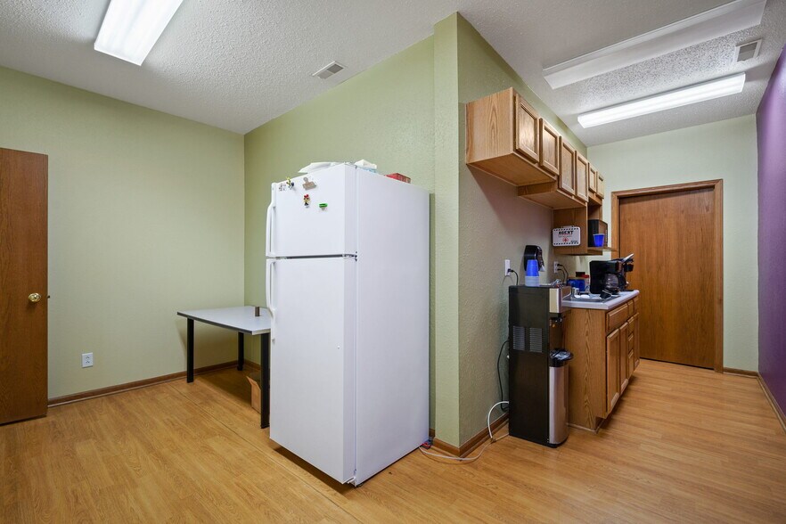 More Photos Of 1801 N 13th Ave E, Newton Flex For Lease