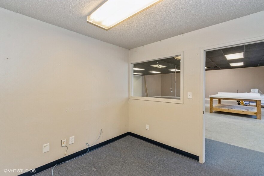 More Photos Of 1207 Highland Ct, Iowa City Showroom For Lease