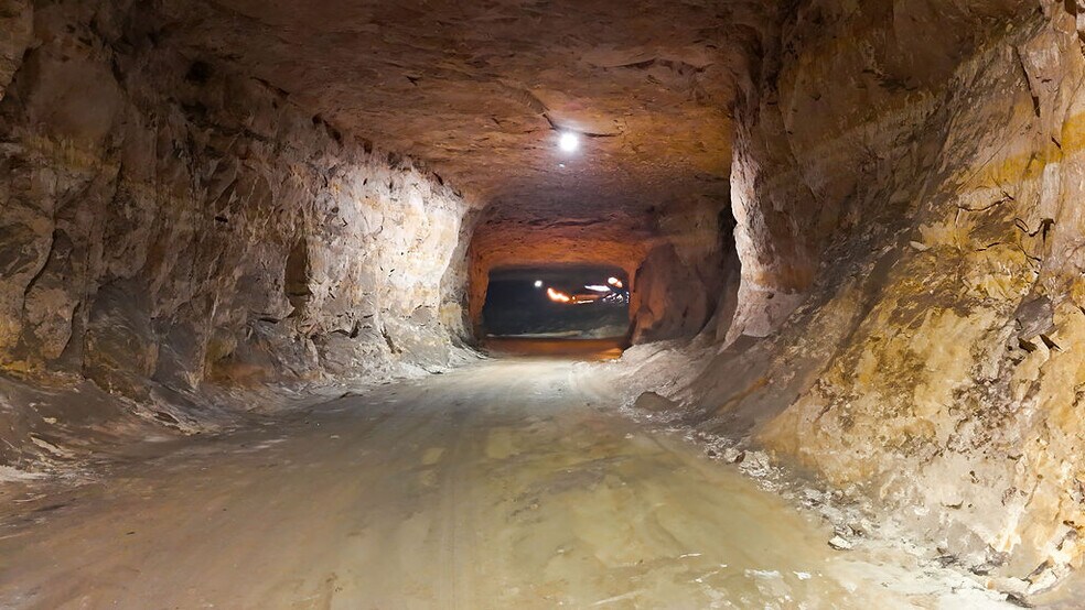 More Photos Of 20 Cave Industrial dr, Crystal City Industrial For Sale