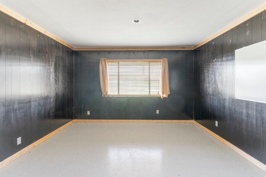 More Photos Of 600 W Cherry St, Cushing Warehouse For Lease