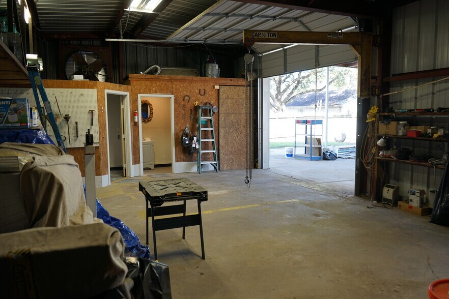 More Photos Of 11815 Beeville Dr, Houston Warehouse For Lease